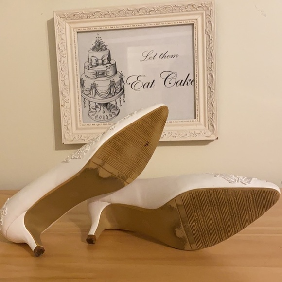 Ivory Lace Leather Low Heels, Size 9 (42) - Picture 7 of 12